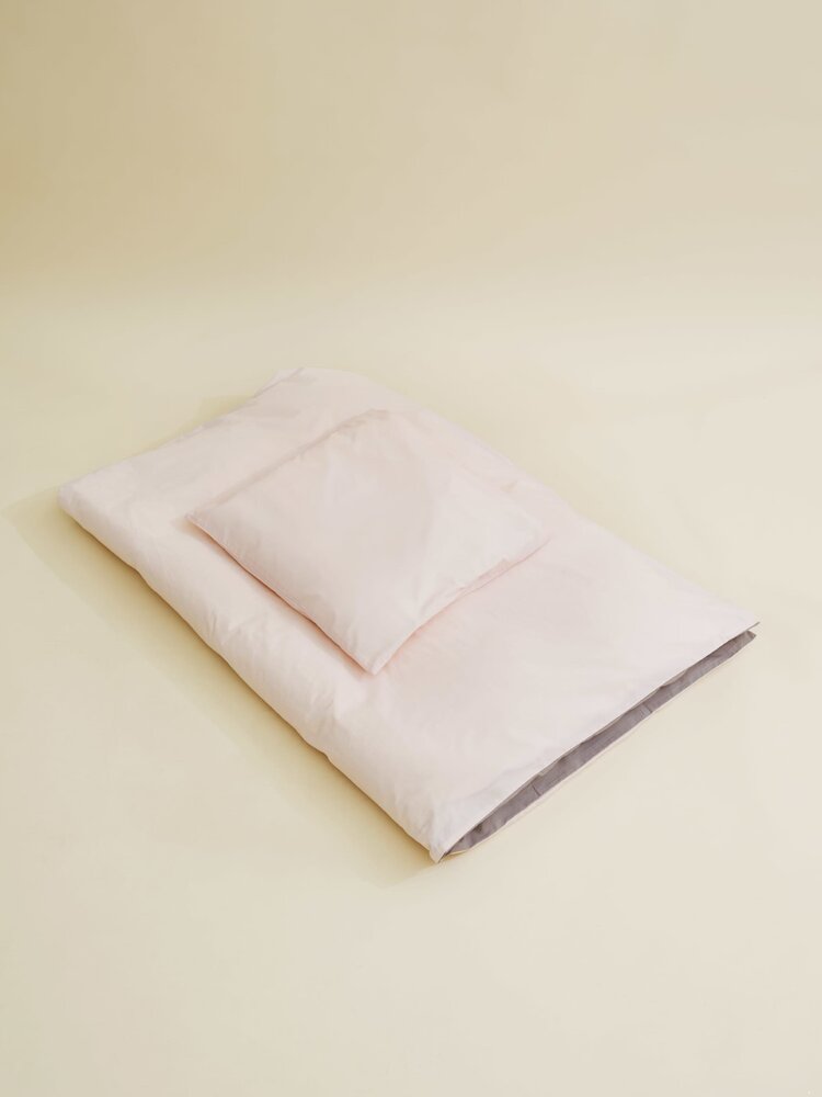 Image of Copenhagen Colors Baby sengetøj - støvet lyserød/mørkegrå (bb12533a-4c10-4da3-8828-00995cf32004)